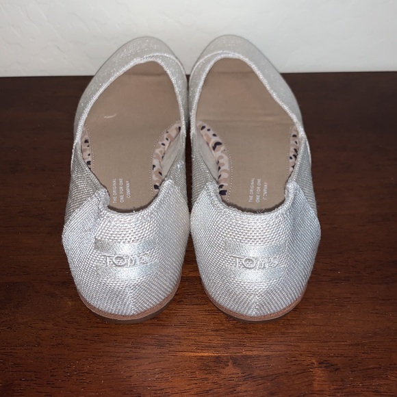 TOMS BRAND NEW SIZE 7.5 SLIP ON FLATS - Picture 4 of 9